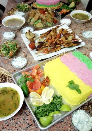 صورة لوصفة رز ملون مع شيش طاووئ