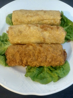 Una foto de Rollitos de pasta con jamón york y queso y curry