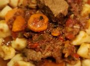 Una foto de gnocchi con estofado de ternera