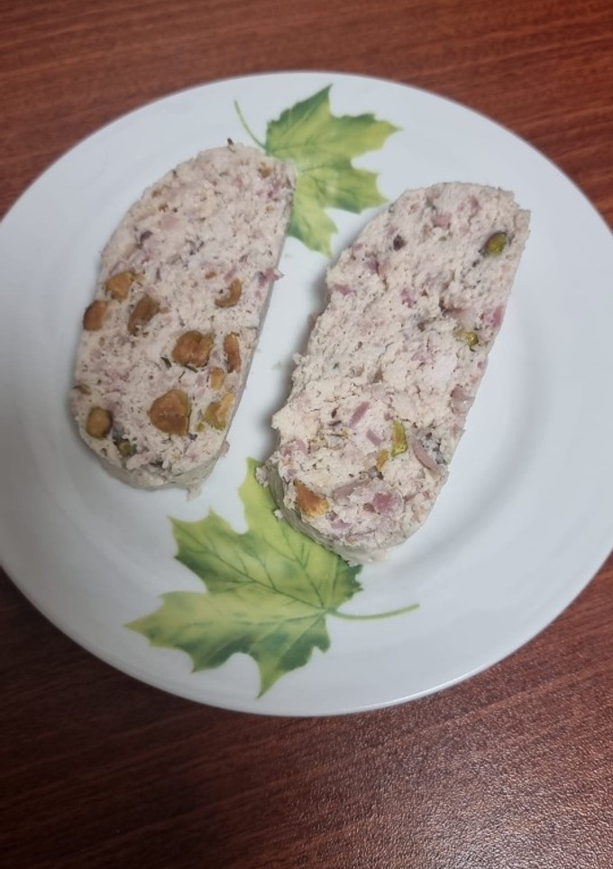 Una foto de Fiambre de pollo con pistachos