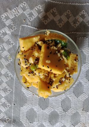 ખમણ ઢોકળાં (Khaman Dhokla Recipe In Gujarati) રેસીપી મુખ્ય ફોટો