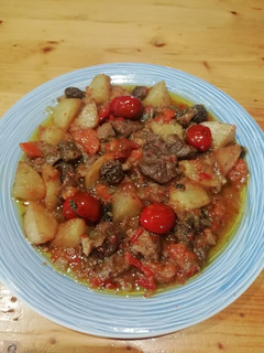 Una foto de Guisado con morchellas 🍄🍄🍖🍅🍷