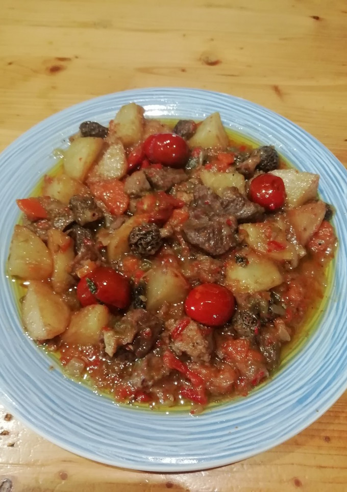 Una foto de Guisado con morchellas 🍄🍄🍖🍅🍷