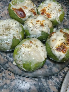 Una foto de Zapallitos verde rellenos y salsa blanca