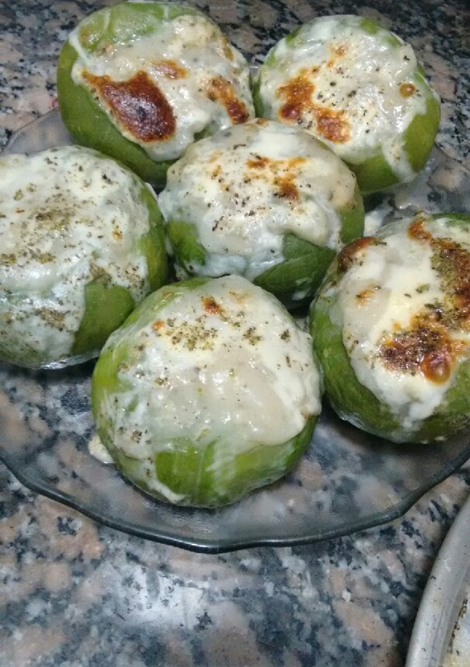 Una foto de Zapallitos verde rellenos y salsa blanca