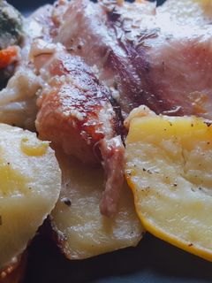 Tepsis cápaharcsa 🐟sárga krumplival, zöldségekkel recept fotója