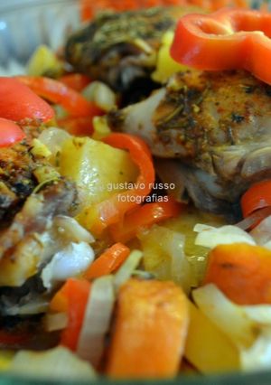 Una foto de Pollo con papas en microondas