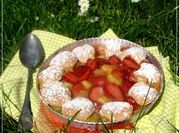 Une photo de dessert avec rhubarbe