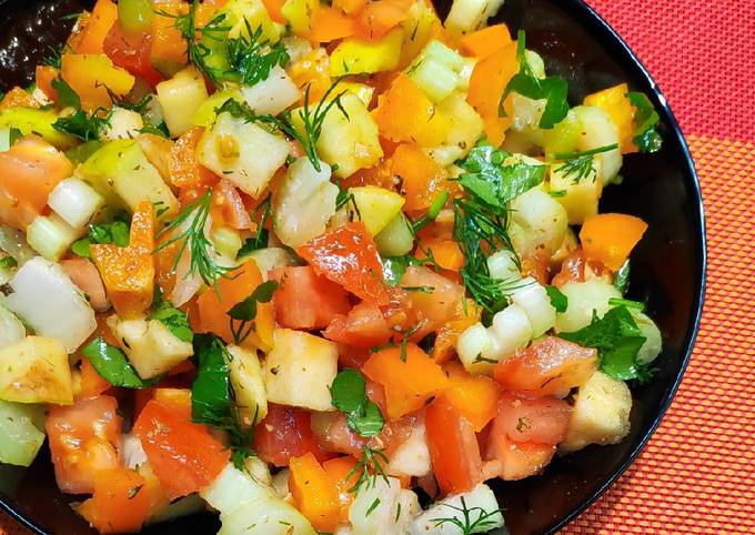 Салат витаминный с сельдереем