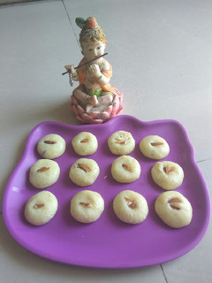 મલાઈ પેંડા (Malai Penda Recipe in Gujarati) રેસીપી મુખ્ય ફોટો