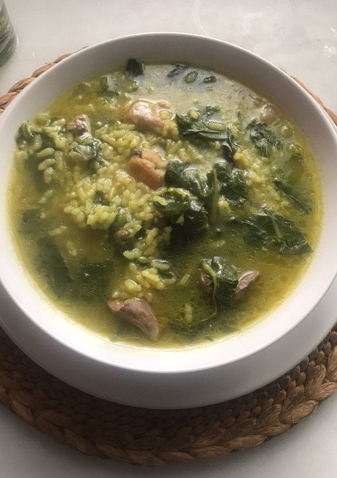 Una foto de Arroz caldoso con costillas y acelgas