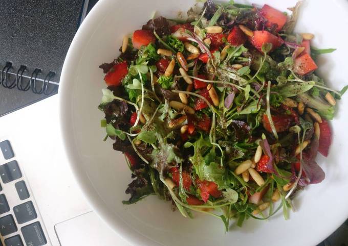 How to Prepare Super Quick Homemade Arugula and Strawberry Salad