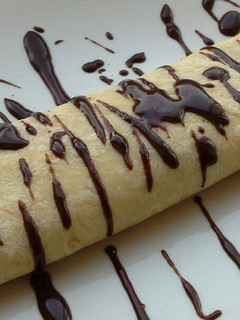 Una foto de Lekker o crepes de plátano con chocolate