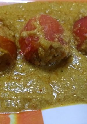A picture of Stuffed tomato with gravy.