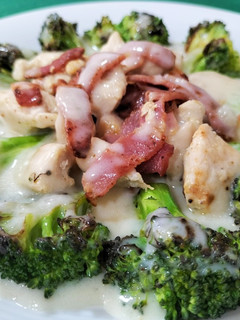 Una foto de Brócoli con pollo, bacon y salsa de verduras con mascarpone