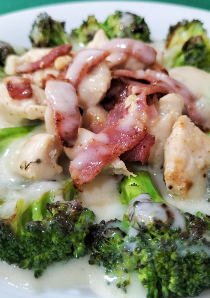 Una foto de Brócoli con pollo, bacon y salsa de verduras con mascarpone
