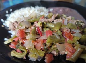 Una foto de Bistec a la mexicana: tradición, verduras y sabor que apapacha