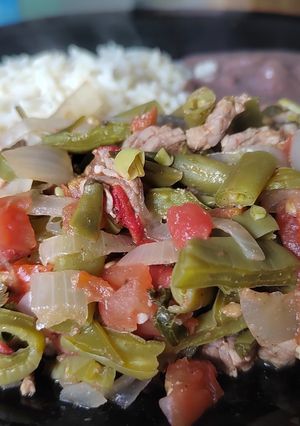 Una foto de Bistec a la mexicana: tradición, verduras y sabor que apapacha