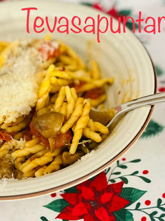 Una foto de Maccheroni con cherrys y setas 🍅 🧀 🍄 (macarrones)