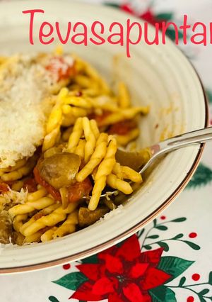 Una foto de Maccheroni con cherrys y setas 🍅 🧀 🍄 (macarrones)