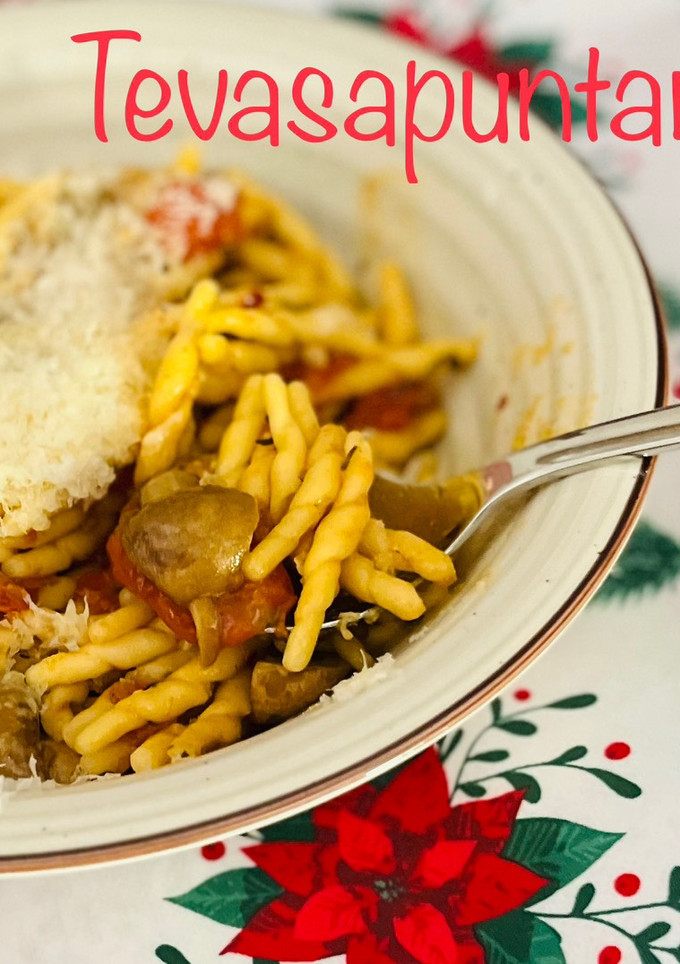 Una foto de Maccheroni con cherrys y setas 🍅 🧀 🍄 (macarrones)