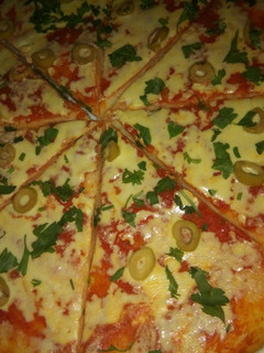 صورة لوصفة بيتزا بصلصة الجبن السهلة والسريعة 🍕😋