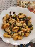 Straccetti di pollo,zucchine e cipolla di tropea
