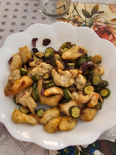 Foto di Straccetti di pollo,zucchine e cipolla di tropea