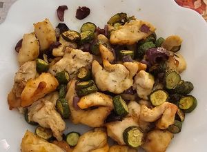 Foto di Straccetti di pollo,zucchine e cipolla di tropea