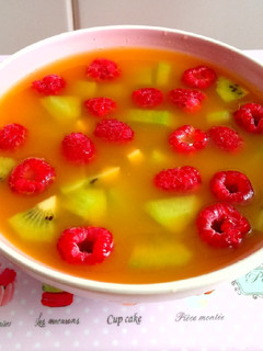 Una foto de Sopa de naranja con kiwi y frambuesas