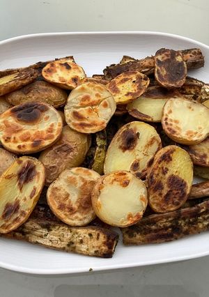 Une photo de Aubergines chinoises avec courgette ronde et pommes de terre grillées herbes et épices