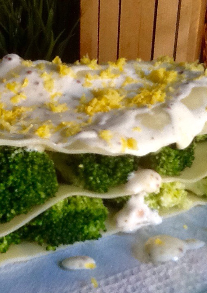 Una foto de Lasaña fría de brócoli con mahonesa de limón