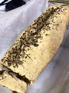 Una foto de Pan integral con semillas