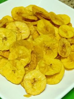 कच्च्या केळ्याचे चिप्स (दुकानात मिळतात तसे) (kachya kedyache chips recipe in marathi) रेसिपी चे मुख्य फोटो