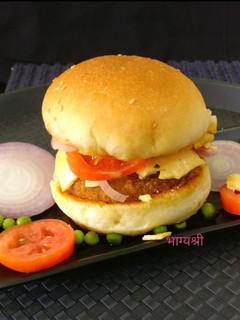 आलू टिक्की बर्गर....Mac d style (aloo tikki burger recipe in marathi) रेसिपी चे मुख्य फोटो