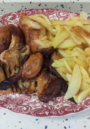 Una foto de Pollo asado con patatas fritas