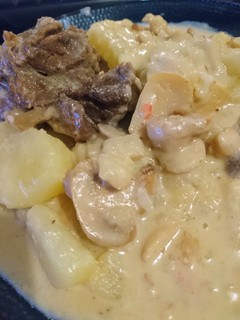 Una foto de Carne y papas a la crema con champignones