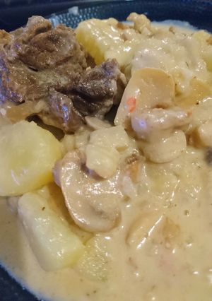 Una foto de Carne y papas a la crema con champignones
