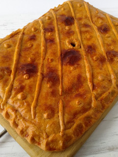 Una foto de Empanada de atún con masa casera de cerveza {en panificadora y s