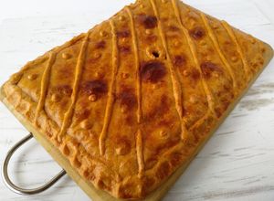 Foto principal de Empanada de atún con masa casera de cerveza {en panificadora y s