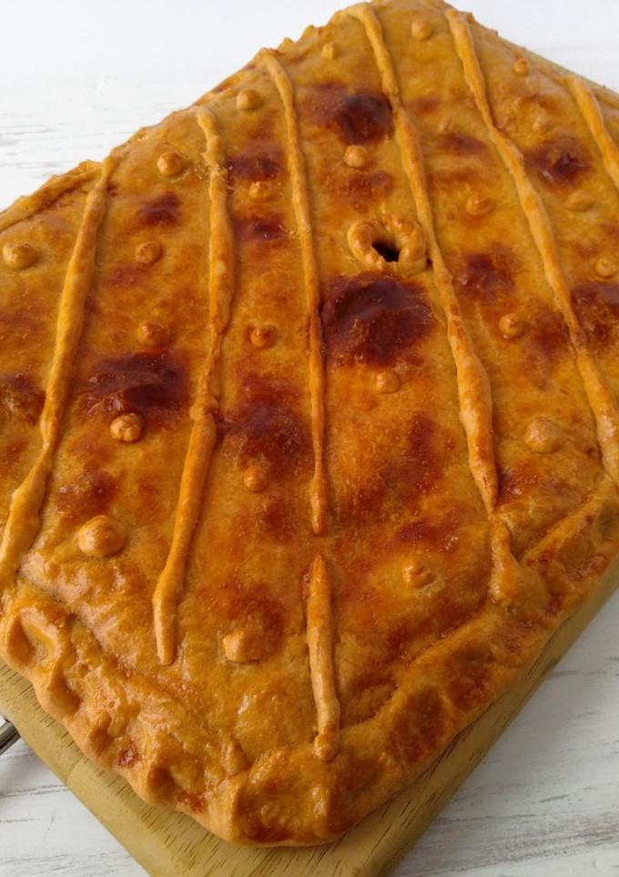 Una foto de Empanada de atún con masa casera de cerveza {en panificadora y s