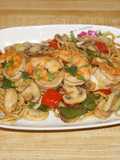 Lo mein noodles con salteado de camarones y vegetales