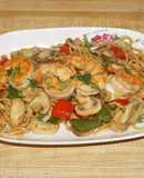 Lo mein noodles con salteado de camarones y vegetales