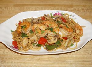 Una foto de Lo mein noodles con salteado de camarones y vegetales