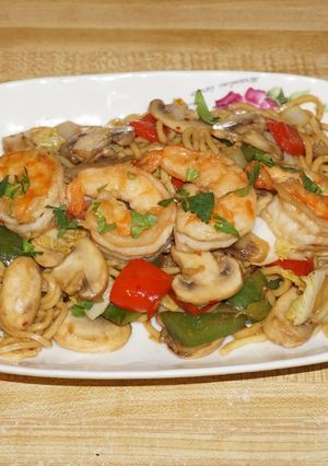 Una foto de Lo mein noodles con salteado de camarones y vegetales
