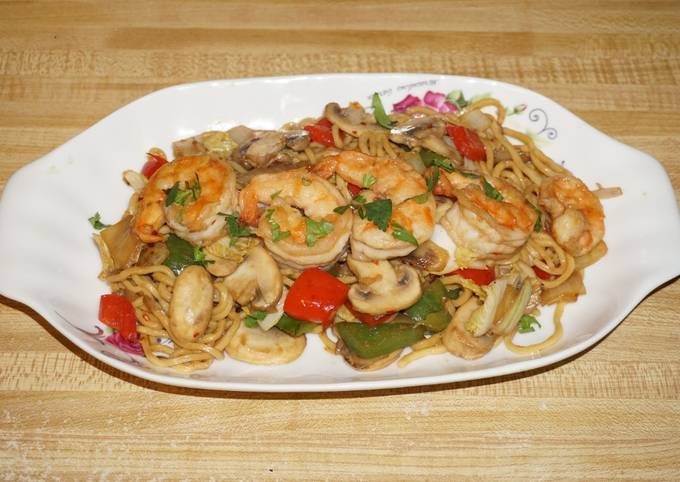 Lo mein noodles con salteado de camarones y vegetales Receta de Jon  Michelena- Cookpad