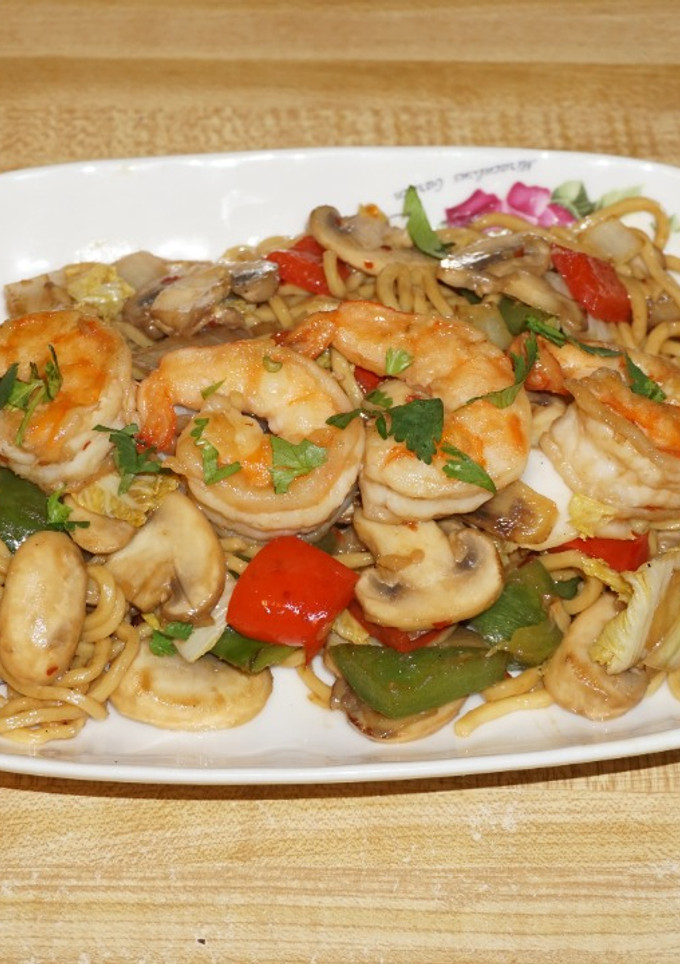 Una foto de Lo mein noodles con salteado de camarones y vegetales