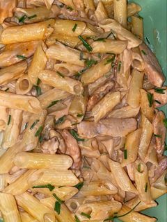Una foto de Fideos con pollo muy fácil