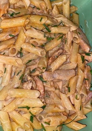 Una foto de Fideos con pollo muy fácil