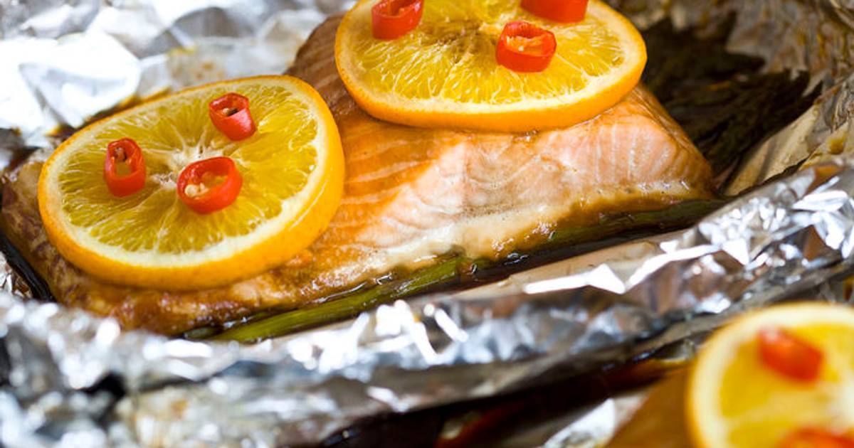 Salmón en papillote con espárragos y salsa de soja y miel Receta de